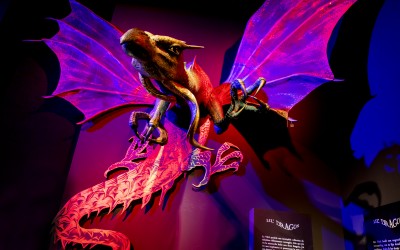 Lil' Dragon decorstuk in expo Tim Walker: Wonderful Things